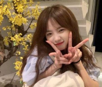 ​唯美的爱情短句子 等待爱，也许不知道爱谁，但等的是它，爱